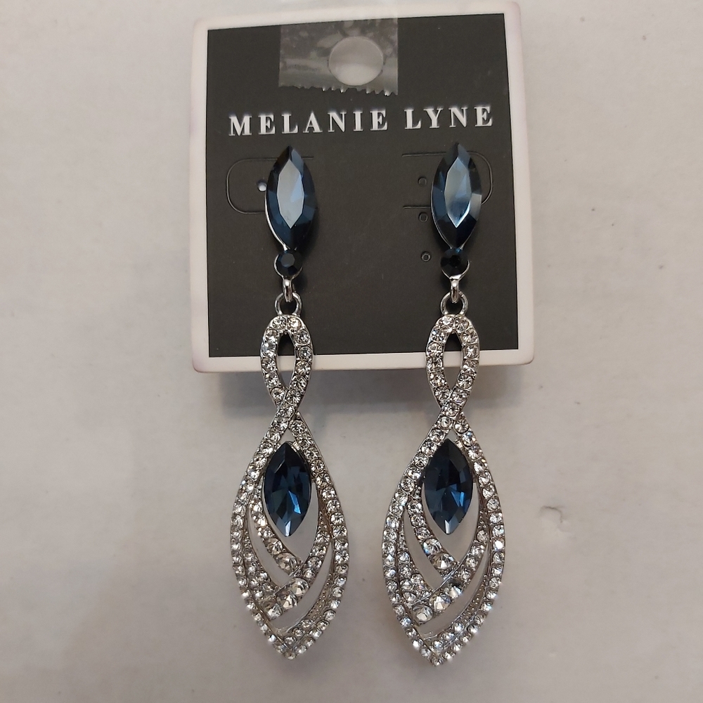 Earrings : Mélanie Lyne